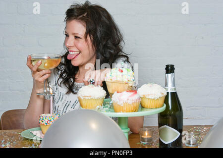 Une femme à sa fête d'anniversaire. Banque D'Images