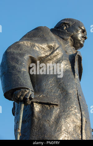 Grande statue en bronze de l'ancien Premier ministre britannique et leader Sir Winston Churchill, par le sculpteur Ivor Roberts-Jones, sur la place du Parlement, Londres, Royaume-Uni. Banque D'Images