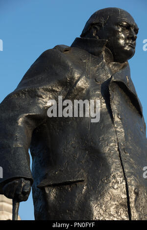 Grande statue en bronze de l'ancien Premier ministre britannique et leader Sir Winston Churchill, par le sculpteur Ivor Roberts-Jones, sur la place du Parlement, Londres, Royaume-Uni. Banque D'Images