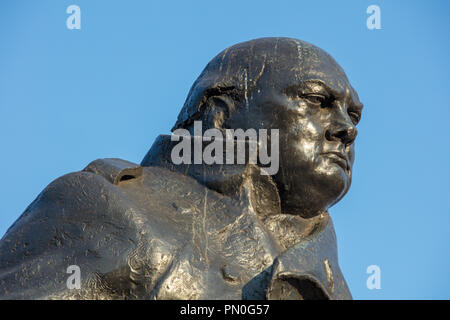 Grande statue en bronze de l'ancien Premier ministre britannique et leader Sir Winston Churchill, par le sculpteur Ivor Roberts-Jones, sur la place du Parlement, Londres, Royaume-Uni. Banque D'Images