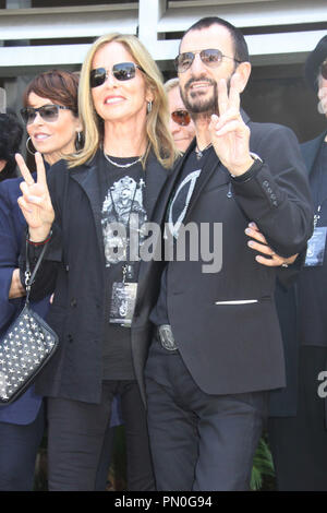 Barbara Bach, Ringo Starr 07/07/2014 John Varvatos & Falcko annoncer une collaboration spéciale à l'occasion de l'anniversaire de Ringo tenue à La Capitale Records Building à Los Angeles, CA Photo par Izumi Hasegawa / HNW / PictureLux Banque D'Images