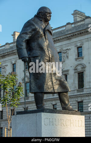 Grande statue en bronze de l'ancien Premier ministre britannique et leader Sir Winston Churchill, par le sculpteur Ivor Roberts-Jones, sur la place du Parlement, Londres, Royaume-Uni. Banque D'Images