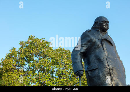 Grande statue en bronze de l'ancien Premier ministre britannique et leader Sir Winston Churchill, par le sculpteur Ivor Roberts-Jones, sur la place du Parlement, Londres, Royaume-Uni. Banque D'Images