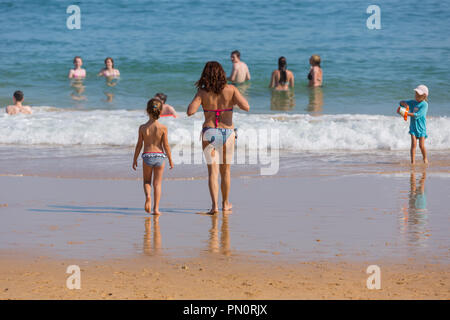 VILA DO BISPO, PORTUGAL - 21 août 2018 : les gens à la célèbre plage de Salema à Vila do Bispo. Cette plage fait partie d'un célèbre région touristique d'Alg Banque D'Images