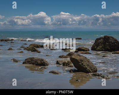 Sur les vagues rochers éparpillés le long de la plage de sable de Cape Kidnappers sur Hawkes Bay en Nouvelle Zélande. Banque D'Images