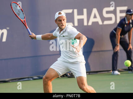 New York, NY - 27 août 2018 : Denis Kudla de USA retourne ball au cours de l'US Open 2018 1er tour match contre Matteo Berrettini de l'Italie à l'USTA Billie Jean King National Tennis Center Banque D'Images