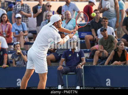 New York, NY - 27 août 2018 : Denis Kudla de USA retourne ball au cours de l'US Open 2018 1er tour match contre Matteo Berrettini de l'Italie à l'USTA Billie Jean King National Tennis Center Banque D'Images