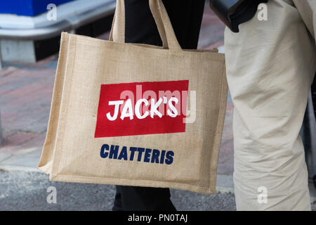 L'image montre le nouveau magasin Tesco appelé Jack's qui a été dévoilé aujourd'hui à Chatteris, Cambs. La première chaîne d'escompte Tesco store Jack's a été dévoilé aujourd'hui dans le Cambridgeshire (mercredi). La première Jack's a été dévoilée par Tesco directeur, Dave Lewis, dans Chatteris, avec jusqu'à 15 plus de commerces à ouvrir l'année prochaine. Jacks, qui est réglé pour rivaliser avec Lidl et Aldi, a été nommé d'après Jack Cohen, qui a fondé un magasin en 1919 qui devint plus tard Tesco. Le magasin est ouvert au public demain (jeudi), ainsi qu'une deuxième boutique à Immingham, Lincolnshire. La chaîne Banque D'Images