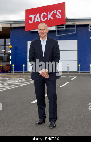 Photo montre Tesco directeur, Dave Lewis au nouveau magasin Tesco appelé Jack's qui a été dévoilé aujourd'hui à Chatteris, Cambs. La première chaîne d'escompte Tesco store Jack's a été dévoilé aujourd'hui dans le Cambridgeshire (mercredi). La première Jack's a été dévoilée par Tesco directeur, Dave Lewis, dans Chatteris, avec jusqu'à 15 plus de commerces à ouvrir l'année prochaine. Jacks, qui est réglé pour rivaliser avec Lidl et Aldi, a été nommé d'après Jack Cohen, qui a fondé un magasin en 1919 qui devint plus tard Tesco. Le magasin est ouvert au public demain (jeudi), ainsi qu'une deuxième boutique Banque D'Images