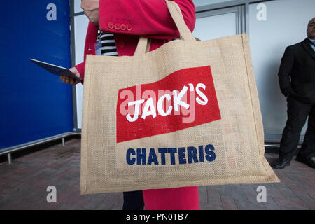 L'image montre le nouveau magasin Tesco appelé Jack's qui a été dévoilé aujourd'hui à Chatteris, Cambs. La première chaîne d'escompte Tesco store Jack's a été dévoilé aujourd'hui dans le Cambridgeshire (mercredi). La première Jack's a été dévoilée par Tesco directeur, Dave Lewis, dans Chatteris, avec jusqu'à 15 plus de commerces à ouvrir l'année prochaine. Jacks, qui est réglé pour rivaliser avec Lidl et Aldi, a été nommé d'après Jack Cohen, qui a fondé un magasin en 1919 qui devint plus tard Tesco. Le magasin est ouvert au public demain (jeudi), ainsi qu'une deuxième boutique à Immingham, Lincolnshire. La chaîne Banque D'Images