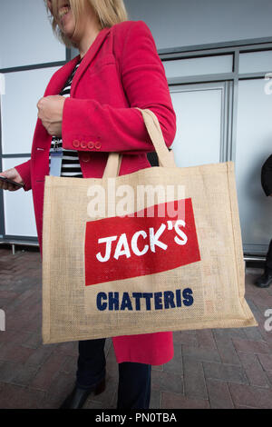 L'image montre le nouveau magasin Tesco appelé Jack's qui a été dévoilé aujourd'hui à Chatteris, Cambs. La première chaîne d'escompte Tesco store Jack's a été dévoilé aujourd'hui dans le Cambridgeshire (mercredi). La première Jack's a été dévoilée par Tesco directeur, Dave Lewis, dans Chatteris, avec jusqu'à 15 plus de commerces à ouvrir l'année prochaine. Jacks, qui est réglé pour rivaliser avec Lidl et Aldi, a été nommé d'après Jack Cohen, qui a fondé un magasin en 1919 qui devint plus tard Tesco. Le magasin est ouvert au public demain (jeudi), ainsi qu'une deuxième boutique à Immingham, Lincolnshire. La chaîne Banque D'Images