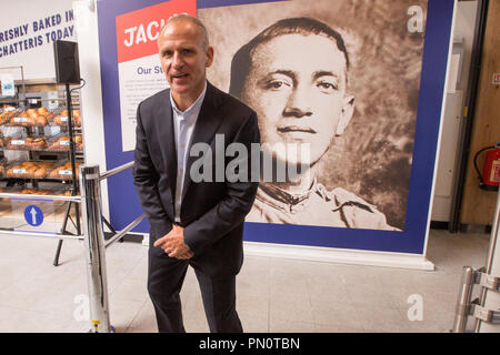 Photo montre Tesco directeur, Dave Lewis au nouveau magasin Tesco appelé Jack's qui a été dévoilé aujourd'hui à Chatteris, Cambs. La première chaîne d'escompte Tesco store Jack's a été dévoilé aujourd'hui dans le Cambridgeshire (mercredi). La première Jack's a été dévoilée par Tesco directeur, Dave Lewis, dans Chatteris, avec jusqu'à 15 plus de commerces à ouvrir l'année prochaine. Jacks, qui est réglé pour rivaliser avec Lidl et Aldi, a été nommé d'après Jack Cohen, qui a fondé un magasin en 1919 qui devint plus tard Tesco. Le magasin est ouvert au public demain (jeudi), ainsi qu'une deuxième boutique Banque D'Images