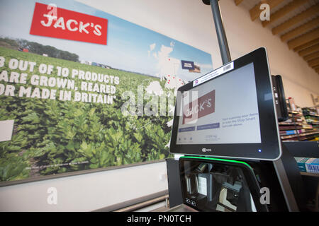 L'image montre le nouveau magasin Tesco appelé Jack's qui a été dévoilé aujourd'hui à Chatteris, Cambs. La première chaîne d'escompte Tesco store Jack's a été dévoilé aujourd'hui dans le Cambridgeshire (mercredi). La première Jack's a été dévoilée par Tesco directeur, Dave Lewis, dans Chatteris, avec jusqu'à 15 plus de commerces à ouvrir l'année prochaine. Jacks, qui est réglé pour rivaliser avec Lidl et Aldi, a été nommé d'après Jack Cohen, qui a fondé un magasin en 1919 qui devint plus tard Tesco. Le magasin est ouvert au public demain (jeudi), ainsi qu'une deuxième boutique à Immingham, Lincolnshire. La chaîne Banque D'Images