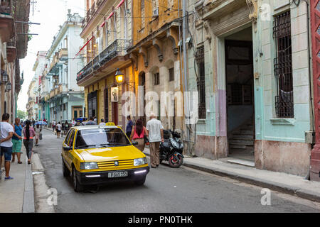 Scène de rue de la ville avec yellow taxi cab, La Havane, Cuba Banque D'Images