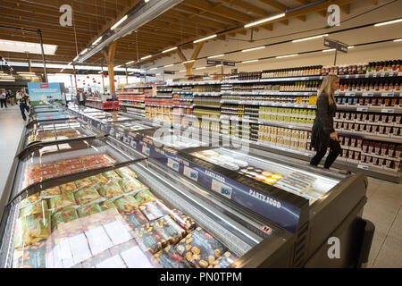 L'image montre le nouveau magasin Tesco appelé Jack's qui a été dévoilé aujourd'hui à Chatteris, Cambs. La première chaîne d'escompte Tesco store Jack's a été dévoilé aujourd'hui dans le Cambridgeshire (mercredi). La première Jack's a été dévoilée par Tesco directeur, Dave Lewis, dans Chatteris, avec jusqu'à 15 plus de commerces à ouvrir l'année prochaine. Jacks, qui est réglé pour rivaliser avec Lidl et Aldi, a été nommé d'après Jack Cohen, qui a fondé un magasin en 1919 qui devint plus tard Tesco. Le magasin est ouvert au public demain (jeudi), ainsi qu'une deuxième boutique à Immingham, Lincolnshire. La chaîne Banque D'Images