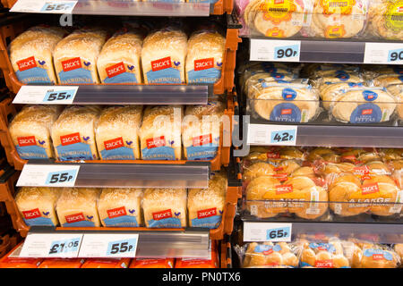 L'image montre le nouveau magasin Tesco appelé Jack's qui a été dévoilé aujourd'hui à Chatteris, Cambs. La première chaîne d'escompte Tesco store Jack's a été dévoilé aujourd'hui dans le Cambridgeshire (mercredi). La première Jack's a été dévoilée par Tesco directeur, Dave Lewis, dans Chatteris, avec jusqu'à 15 plus de commerces à ouvrir l'année prochaine. Jacks, qui est réglé pour rivaliser avec Lidl et Aldi, a été nommé d'après Jack Cohen, qui a fondé un magasin en 1919 qui devint plus tard Tesco. Le magasin est ouvert au public demain (jeudi), ainsi qu'une deuxième boutique à Immingham, Lincolnshire. La chaîne Banque D'Images