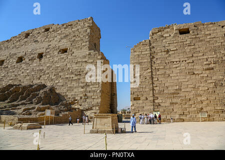 Les touristes au Premier pylône du Temple de Karnak complexe, aussi connu comme le Temple de Karnak, à Thèbes, Luxor, Egypte Banque D'Images