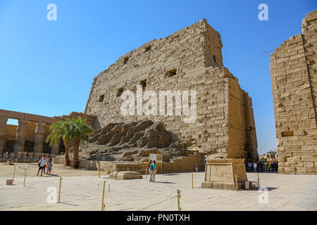 Les touristes au Premier pylône du Temple de Karnak complexe, aussi connu comme le Temple de Karnak, à Thèbes, Luxor, Egypte Banque D'Images