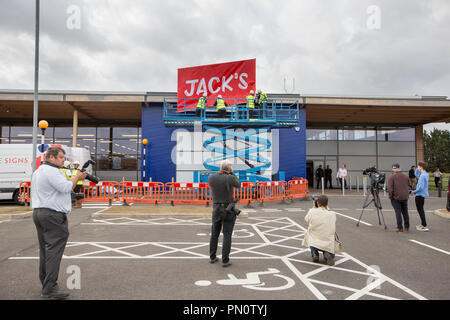 L'image montre le nouveau magasin Tesco appelé Jack's qui a été dévoilé aujourd'hui à Chatteris, Cambs. La première chaîne d'escompte Tesco store Jack's a été dévoilé aujourd'hui dans le Cambridgeshire (mercredi). La première Jack's a été dévoilée par Tesco directeur, Dave Lewis, dans Chatteris, avec jusqu'à 15 plus de commerces à ouvrir l'année prochaine. Jacks, qui est réglé pour rivaliser avec Lidl et Aldi, a été nommé d'après Jack Cohen, qui a fondé un magasin en 1919 qui devint plus tard Tesco. Le magasin est ouvert au public demain (jeudi), ainsi qu'une deuxième boutique à Immingham, Lincolnshire. La chaîne Banque D'Images