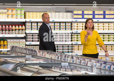 Photo montre Tesco directeur, Dave Lewis au nouveau magasin Tesco appelé Jack's qui a été dévoilé aujourd'hui à Chatteris, Cambs. La première chaîne d'escompte Tesco store Jack's a été dévoilé aujourd'hui dans le Cambridgeshire (mercredi). La première Jack's a été dévoilée par Tesco directeur, Dave Lewis, dans Chatteris, avec jusqu'à 15 plus de commerces à ouvrir l'année prochaine. Jacks, qui est réglé pour rivaliser avec Lidl et Aldi, a été nommé d'après Jack Cohen, qui a fondé un magasin en 1919 qui devint plus tard Tesco. Le magasin est ouvert au public demain (jeudi), ainsi qu'une deuxième boutique Banque D'Images