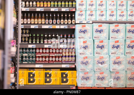 L'image montre le nouveau magasin Tesco appelé Jack's qui a été dévoilé aujourd'hui à Chatteris, Cambs. La première chaîne d'escompte Tesco store Jack's a été dévoilé aujourd'hui dans le Cambridgeshire (mercredi). La première Jack's a été dévoilée par Tesco directeur, Dave Lewis, dans Chatteris, avec jusqu'à 15 plus de commerces à ouvrir l'année prochaine. Jacks, qui est réglé pour rivaliser avec Lidl et Aldi, a été nommé d'après Jack Cohen, qui a fondé un magasin en 1919 qui devint plus tard Tesco. Le magasin est ouvert au public demain (jeudi), ainsi qu'une deuxième boutique à Immingham, Lincolnshire. La chaîne Banque D'Images