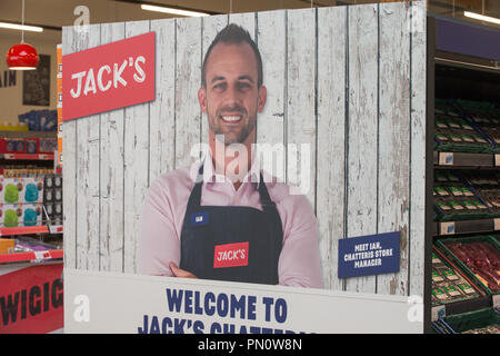 L'image montre le nouveau magasin Tesco appelé Jack's qui a été dévoilé aujourd'hui à Chatteris, Cambs. La première chaîne d'escompte Tesco store Jack's a été dévoilé aujourd'hui dans le Cambridgeshire (mercredi). La première Jack's a été dévoilée par Tesco directeur, Dave Lewis, dans Chatteris, avec jusqu'à 15 plus de commerces à ouvrir l'année prochaine. Jacks, qui est réglé pour rivaliser avec Lidl et Aldi, a été nommé d'après Jack Cohen, qui a fondé un magasin en 1919 qui devint plus tard Tesco. Le magasin est ouvert au public demain (jeudi), ainsi qu'une deuxième boutique à Immingham, Lincolnshire. La chaîne Banque D'Images