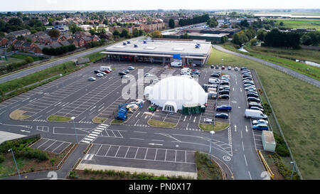 Photo aérienne montre le nouveau magasin Tesco appelé Jack's qui a été dévoilé aujourd'hui à Chatteris, Cambs. La première chaîne d'escompte Tesco store Jack's a été dévoilé aujourd'hui dans le Cambridgeshire (mercredi). La première Jack's a été dévoilée par Tesco directeur, Dave Lewis, dans Chatteris, avec jusqu'à 15 plus de commerces à ouvrir l'année prochaine. Jacks, qui est réglé pour rivaliser avec Lidl et Aldi, a été nommé d'après Jack Cohen, qui a fondé un magasin en 1919 qui devint plus tard Tesco. Le magasin est ouvert au public demain (jeudi), ainsi qu'une deuxième boutique à Immingham, Lincolnshire. La chaîne Banque D'Images