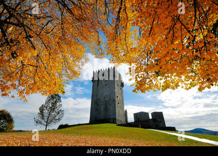 Le château médiéval de Montalegre, datant du 13e siècle, au coucher du soleil en automne. Tras os Montes, Portugal Banque D'Images