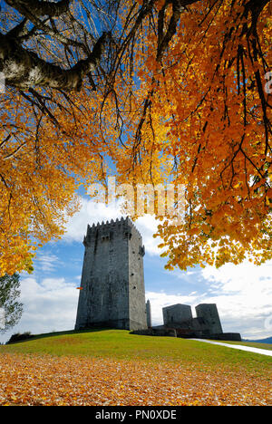 Le château médiéval de Montalegre, datant du 13e siècle, au coucher du soleil en automne. Tras os Montes, Portugal Banque D'Images