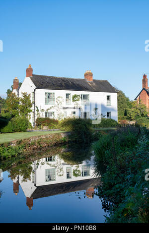 Maisons à côté de la rivière flèche dans le village de Eardisland, Herefordshire, Angleterre Banque D'Images