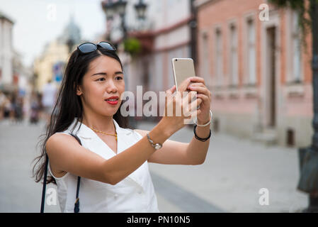 Voyageur asiatique prend une photo par téléphone sur son voyage en Europe Banque D'Images