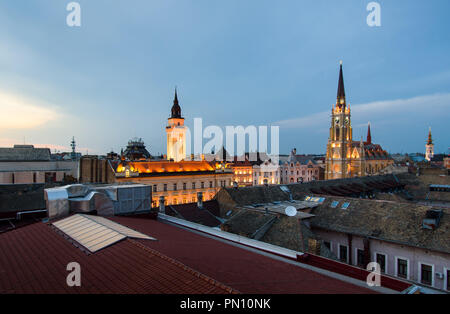 Novi Sad les cathédrales et les toits du centre-ville de ville au nord de la Serbie Banque D'Images