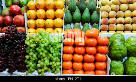 Choix de fruits frais et légumes du marché sur le comptoir d'une des caisses en bois Banque D'Images