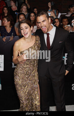 Shailene Woodley, Theo James 03/18/2014 La première mondiale de "divergente", tenue au Regency Bruin Theatre à Westwood, CA Photo par Izumi Hasegawa / HNW / PictureLux Banque D'Images