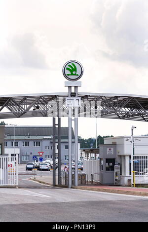 VRCHLABI, RÉPUBLIQUE TCHÈQUE - 25 août 2018 : Skoda Auto fabricant automobile de Volkswagen Group company logo sur la passerelle de l'usine le 25 août 2018 Banque D'Images