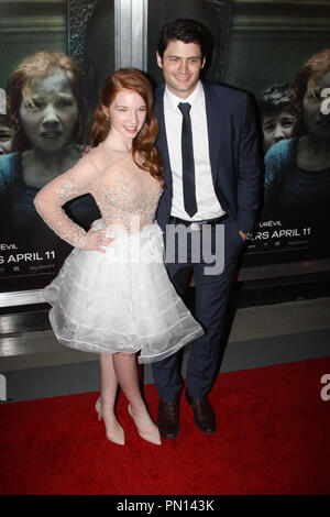 Annalise Basso et James Lafferty lors de l'examen préalable de la relativité Media's ''.'Oculus Arrivants tenue au Chinois TCL 6 cinémas à Hollywood, CA, le 4 avril 2014. Photo par : Richard Chavez / PictureLux Banque D'Images