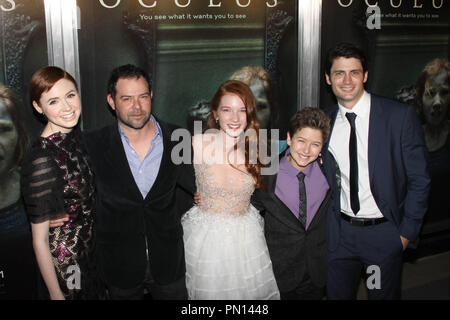 Karen Gillan, Rory Cochrane, Annalise Basso, Garrett Ryan et James Lafferty lors de l'examen préalable de la relativité Media's ''.'Oculus Arrivants tenue au Chinois TCL 6 cinémas à Hollywood, CA, le 4 avril 2014. Photo par : Richard Chavez / PictureLux Banque D'Images