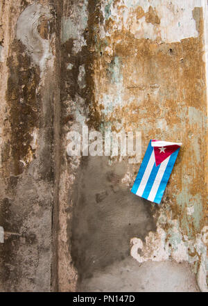 Béton fissuré vintage wall background,vieux mur, avec drapeau cubain Banque D'Images