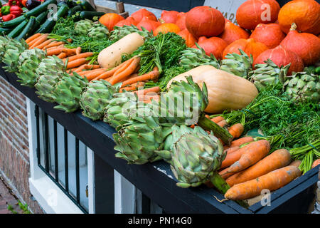 Une sélection de légumes frais sur une échoppe de marché Banque D'Images