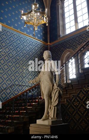 La statue d'Adam Smith / sculpture dans l'escalier de la Gilbert Scott dans l'Université de Glasgow, Ecosse, Royaume-Uni Banque D'Images