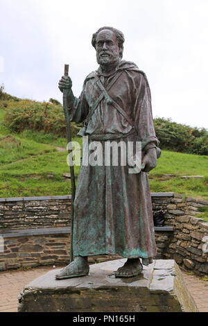 Statue de St Carannog regarde vers le bas plus de village qu'il a fondée. Llangrannog, La Baie de Cardigan, Ceredigion, pays de Galles, Grande-Bretagne, Royaume-Uni, UK, Europe Banque D'Images