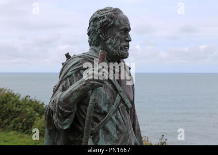 Statue de St Carannog regarde vers le bas plus de village qu'il a fondée. Llangrannog, La Baie de Cardigan, Ceredigion, pays de Galles, Grande-Bretagne, Royaume-Uni, UK, Europe Banque D'Images