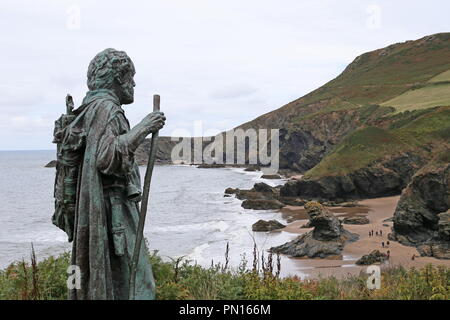 Statue de St Carannog regarde vers le bas sur la Bica's Rock. Llangrannog, La Baie de Cardigan, Ceredigion, pays de Galles, Grande-Bretagne, Royaume-Uni, UK, Europe Banque D'Images