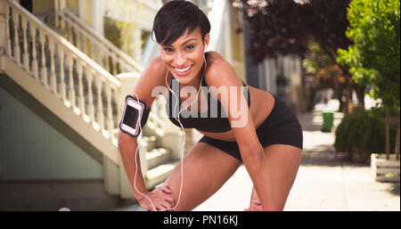 Heureux sain black woman runner se reposer pendant jogging sur San Francisco city street Banque D'Images