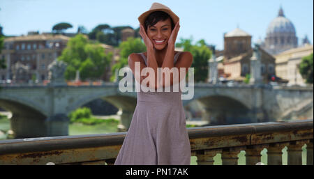 Mixed Race woman visiter Rome à la caméra en jouant par intérim Banque D'Images