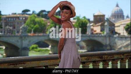 Mixed Race woman visiter Rome à la caméra en jouant par intérim Banque D'Images