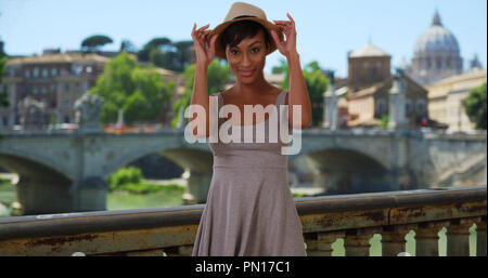 Mixed Race female ludique s'amusant lors d'un voyage à Rome, Italie Banque D'Images