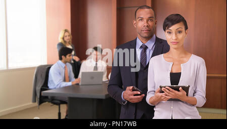 African American couple pose pour un portrait dans leur réunion d'entreprise Banque D'Images