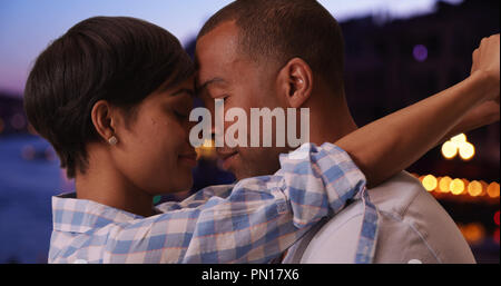 Petite amie afro-américain est romantique avec petit ami sur night out en Italie Banque D'Images