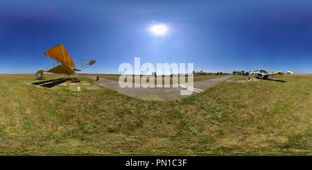 Vue panoramique à 360° de Festival d'aéronefs légers, près d'Odessa, Ukraine